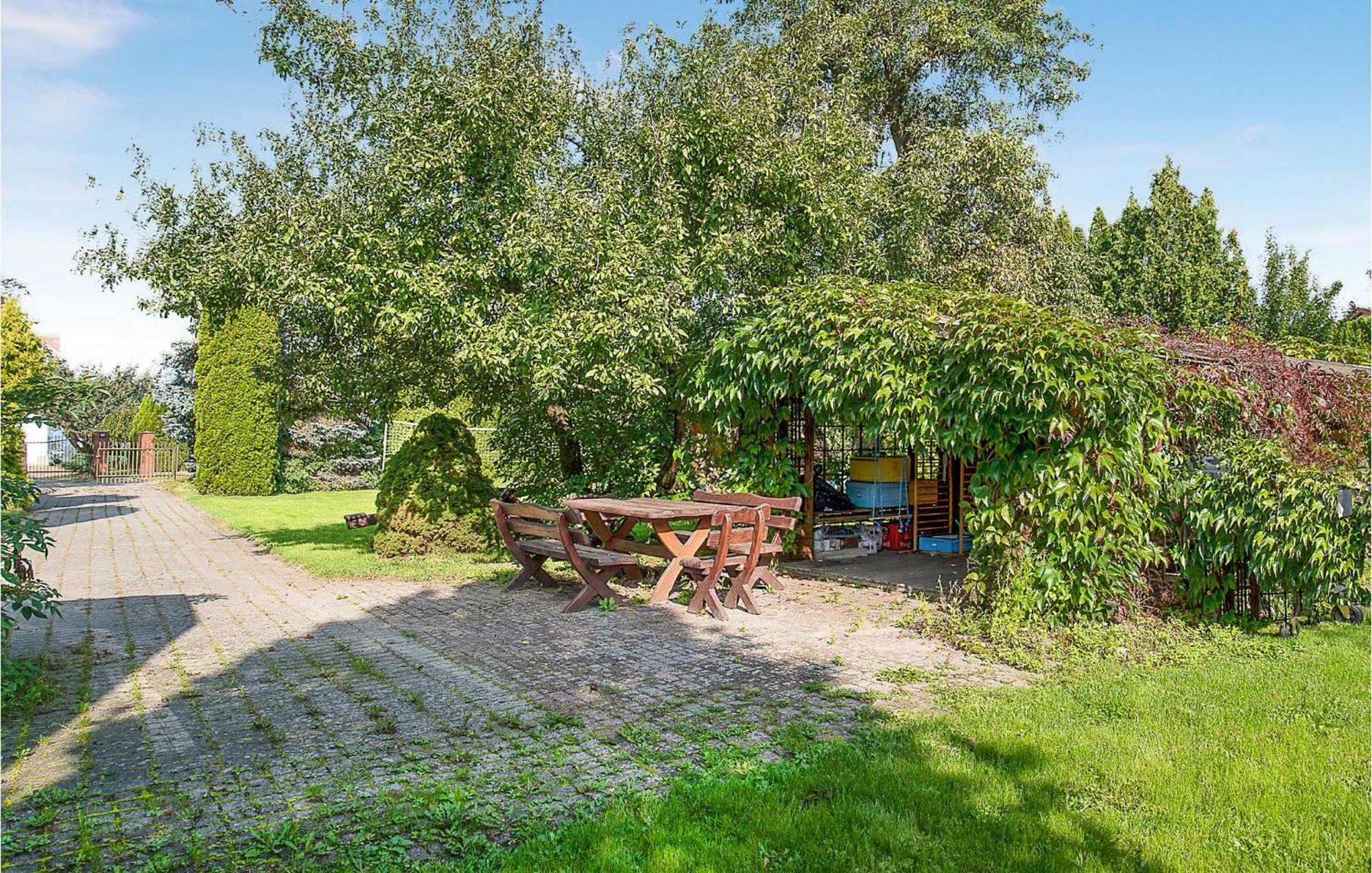 Nice Home In Mscice With Kitchen Kültér fotó